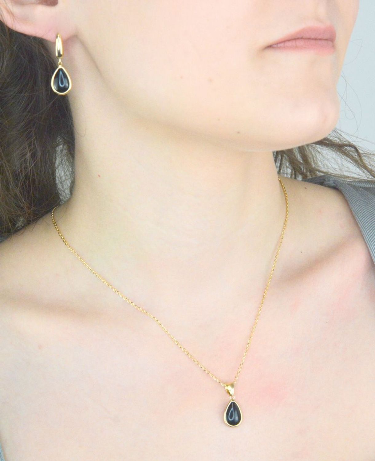 Zawieszka złota łezka onyks pr 585, E0NUE14059 ONX Wisiorek został wykonany z wysokiej jakości złota próby 585. Złoto to jeden z najpopularniejszych kruszców, cenione przez kobiety na całym świecie1.jpg